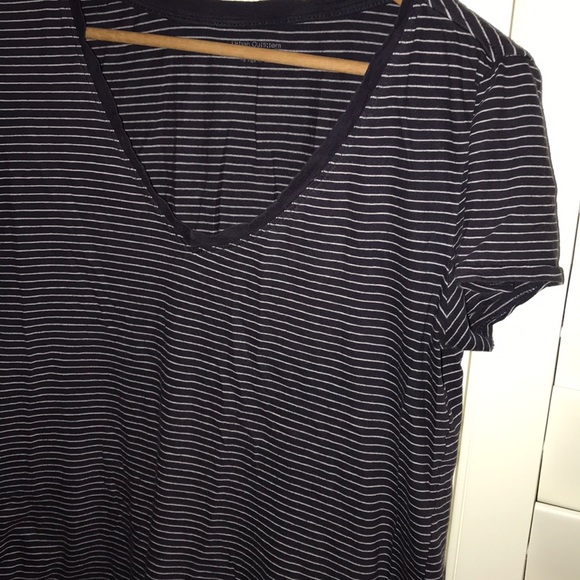 Simple V-Neck t-shirt - Picture 2 of 2